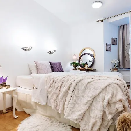 Dream Stay - Historic One-Bedroom Apartment 아파트 *